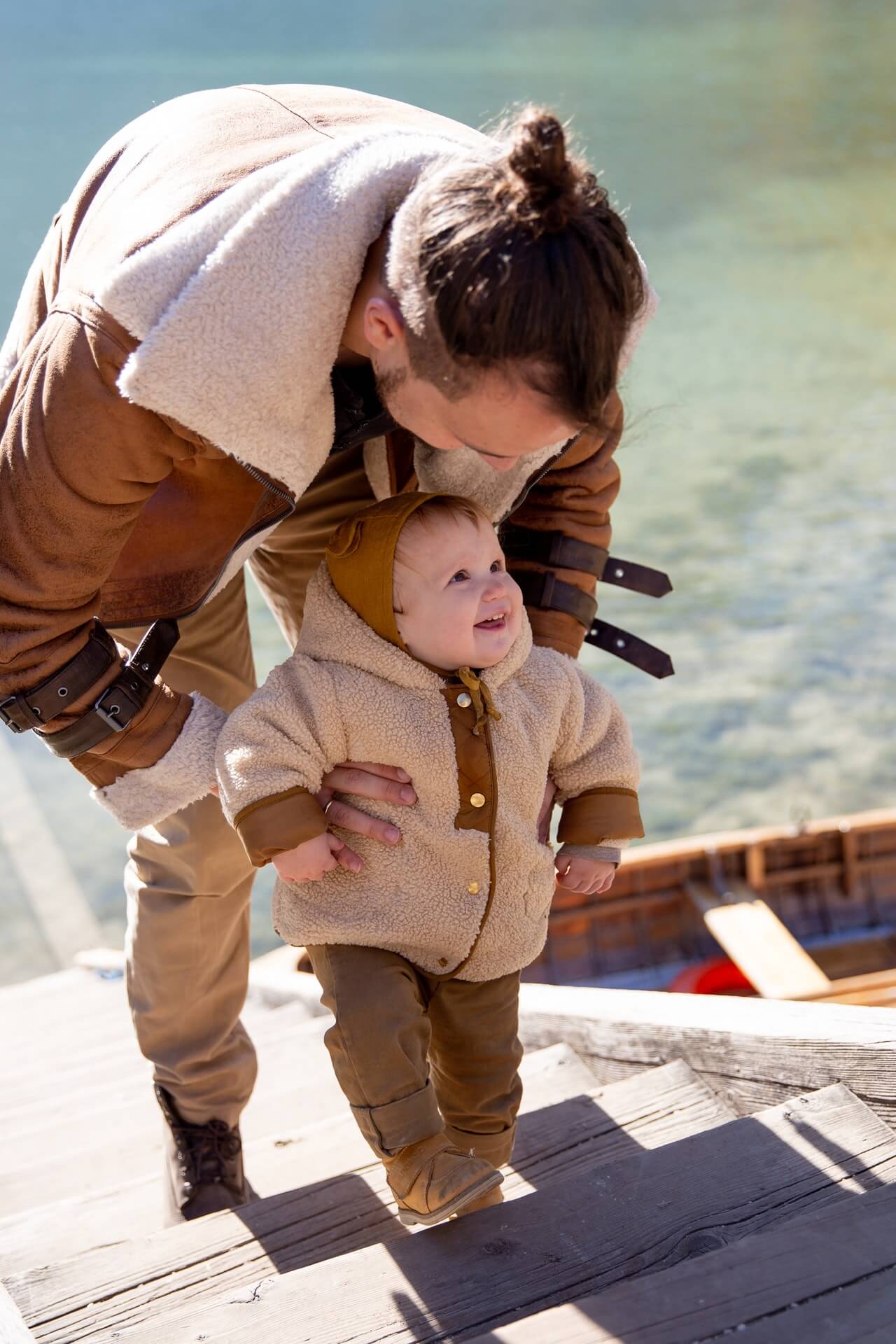 aider bebe pour monter et descendre escaliers