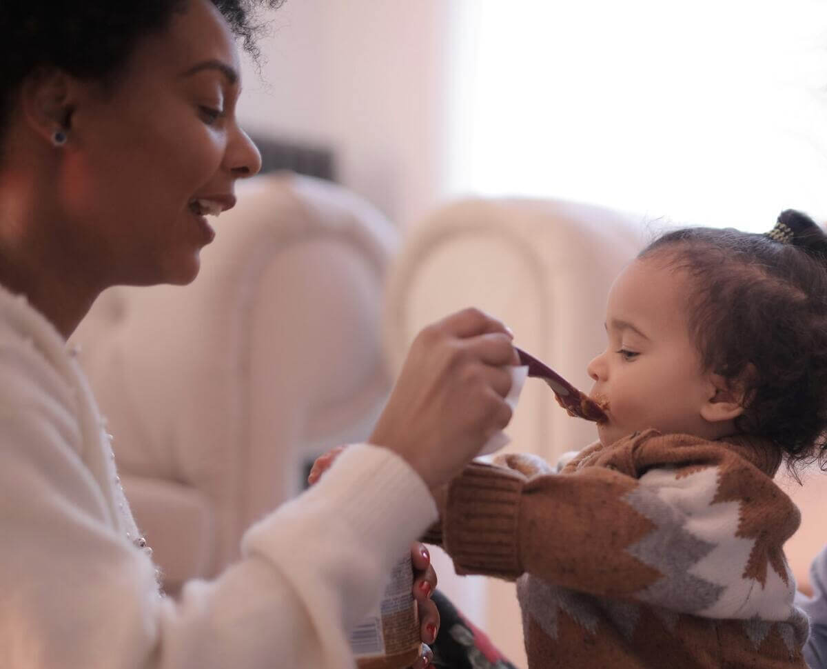 bebe mange a la cuillere