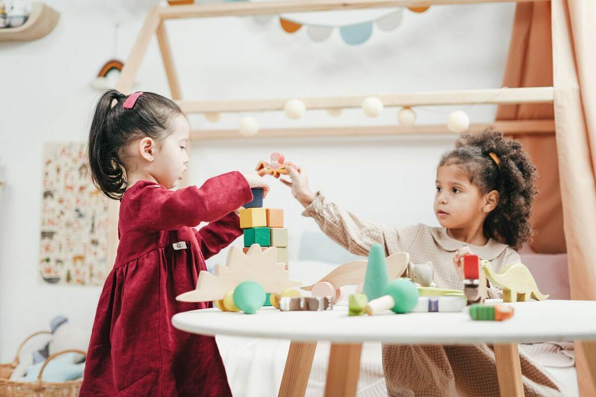 enfants jouent avec jouets en bois