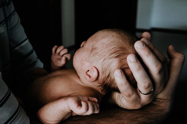 porter bebe dans ses mains