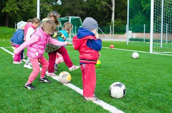 enfants qui tirent dans un ballon