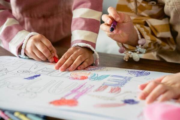 enfants qui colorient