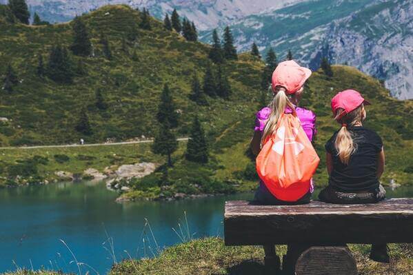 petites filles sur un banc