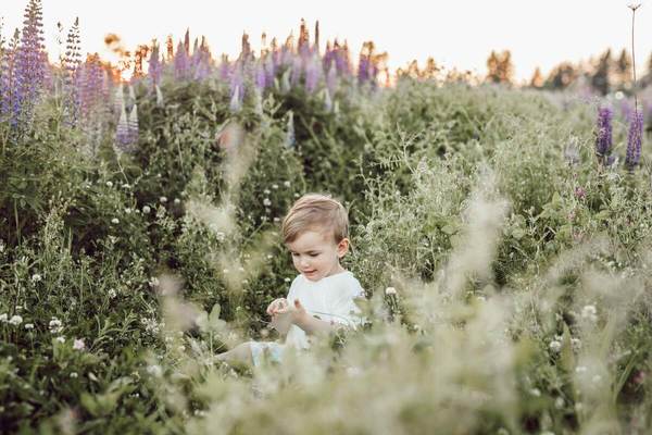 enfant s'epanouit au contact de la nature