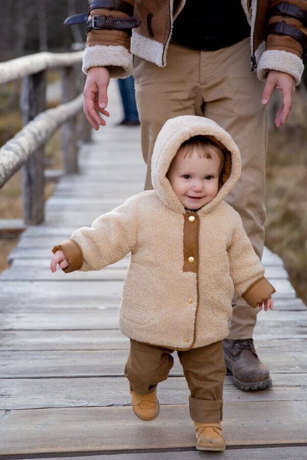 enfant fait ses premiers pas