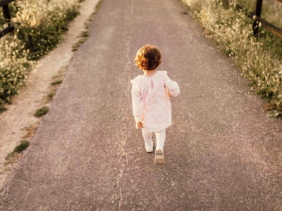 Des vêtements bébé adaptés pour faciliter la marche